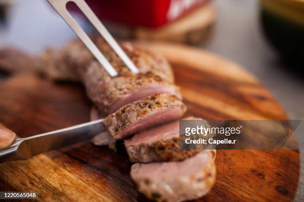 cuisine - découpe d'un morceau de viande, le rôti de porc. - pork tenderloin stock pictures, royalty-free photos & images