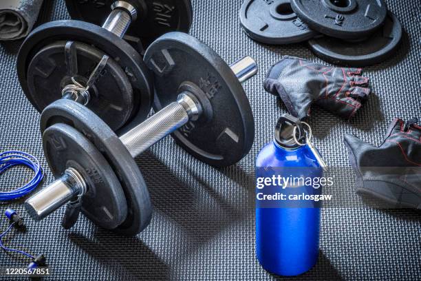 drinking water at the gym - weightlifting imagens e fotografias de stock