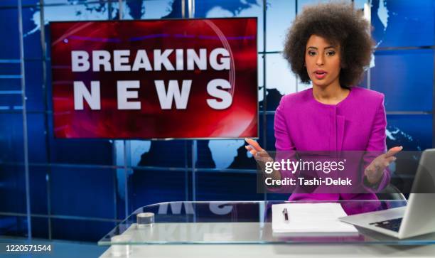 lectora de noticias femenina en studio - sala de prensa fotografías e imágenes de stock