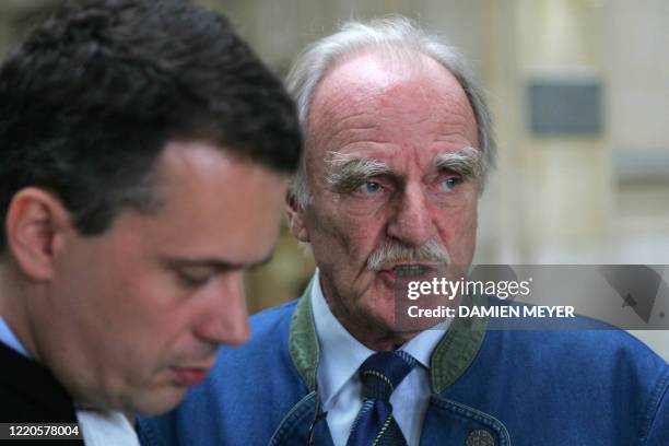 Photo de l'écrivain Jean Raspail, prise, le 16 septembre 2005 dans les couloirs de la 17e chambre du tribunal correctionnel de Paris. La Licra...