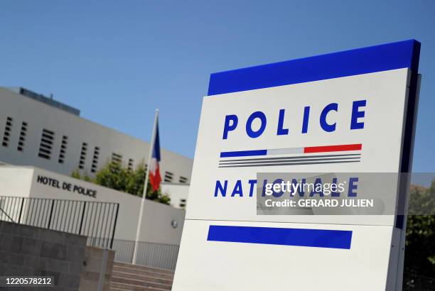 Photo prise le 28 juin 2011 de l'entrée du commissariat d'Avignon où le principal suspect, "source" présumée, dans l'affaire de la fuite du...