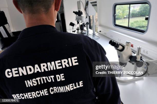 Photo prise le 21 septembre 2009 à Montluçon d'un gendarme de l'Institut de Recherche Criminelle de la Gendarmerie présentant le matériel de la...