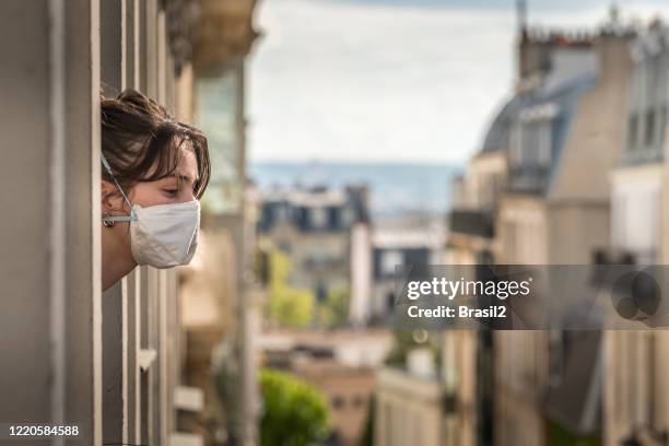 bleiben sie zu hause quarantäne - pollution masks stock-fotos und bilder