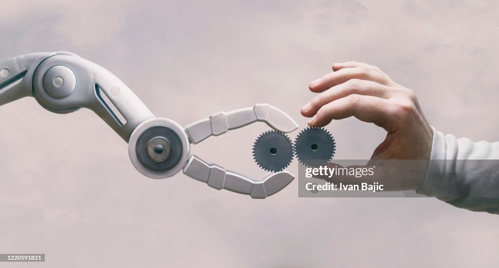 Robot y mano humana con engranajes