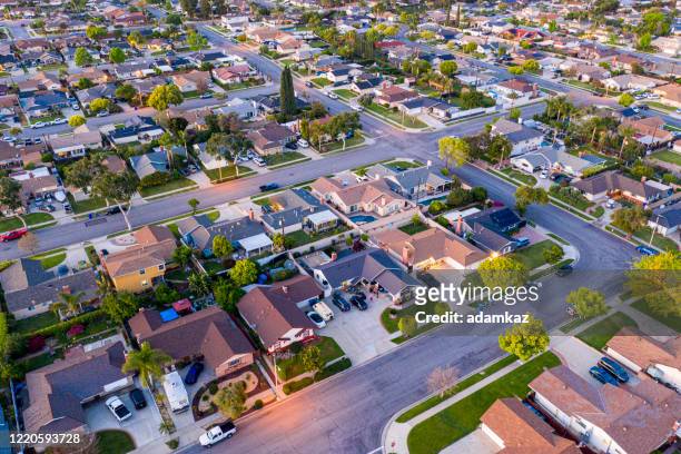 huizen bij nacht in orange county, californië - orange county california stockfoto's en -beelden