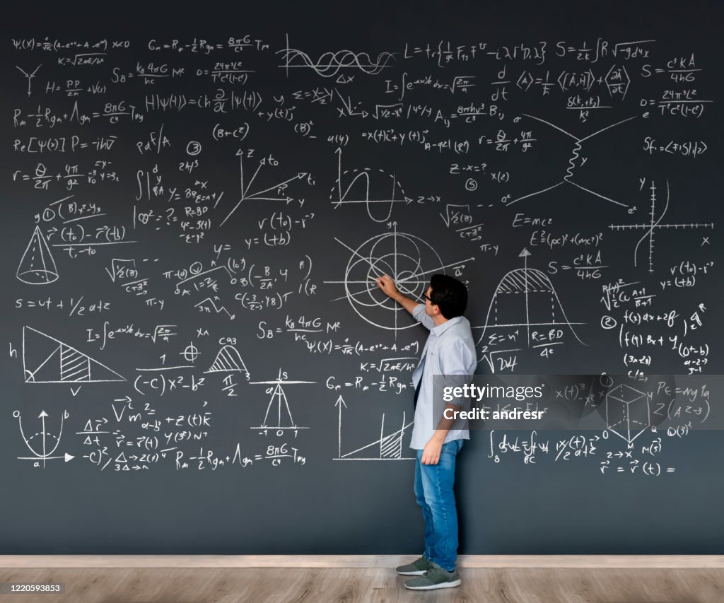 Mathelehrer schreibt Formeln auf einer Tafel