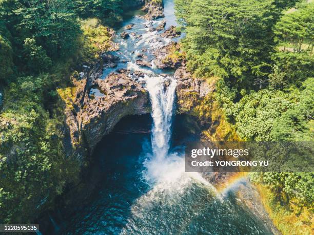 hawaiian waterfalls and rainbows - water fall hawaii - fotografias e filmes do acervo