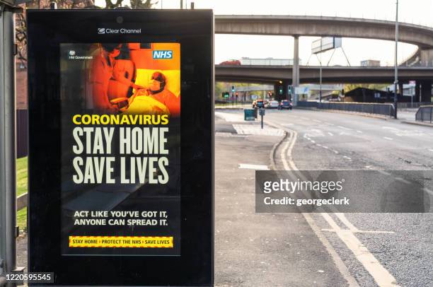 stay home save lives signe pendant les mesures de verrouillage du coronavirus - ordre de rester à la maison photos et images de collection