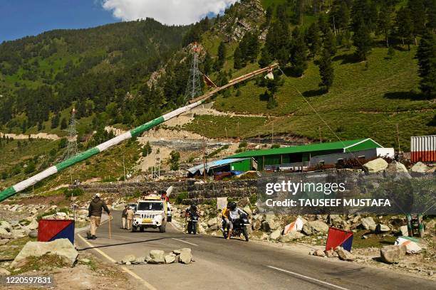 Police Check Point India Photos and Premium High Res Pictures - Getty ...