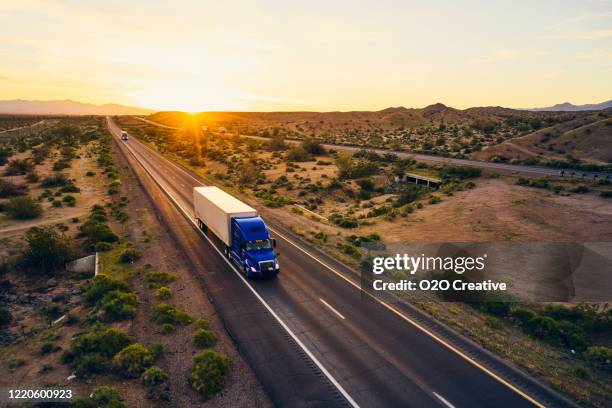 camion semi a lungo raggio su una rural western usa interstate highway - camion articolato foto e immagini stock