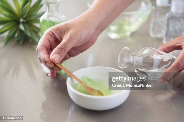 eigengemaakte handontsmettingsmiddel - aloe vera stockfoto's en -beelden