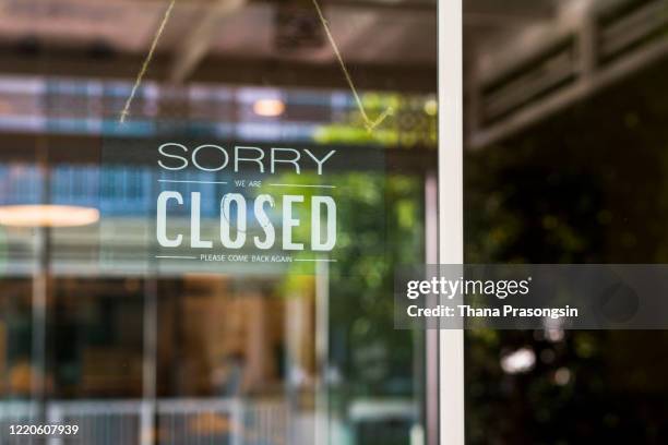 store closed sign hanging on the window - closed foto e immagini stock