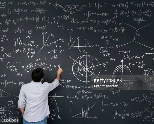de leraar die van de fysica mathvergelijkingen op een bord schrijft - ingewikkeldheid stockfoto's en -beelden