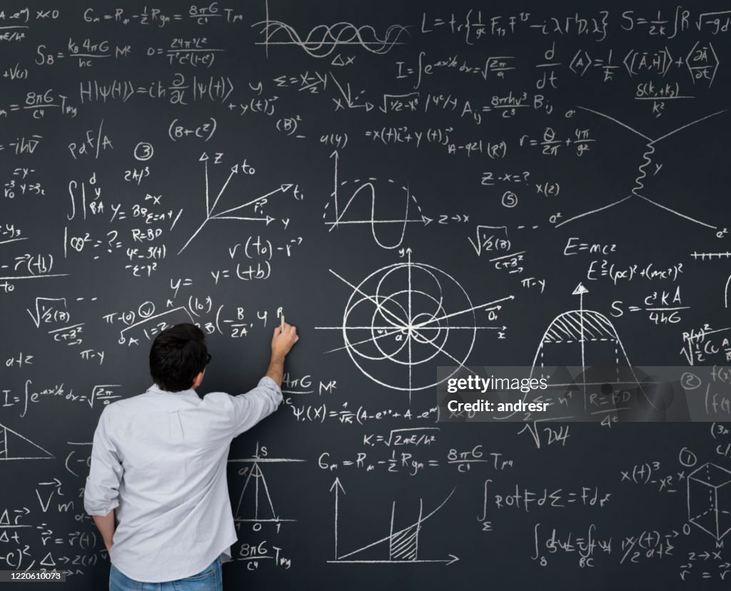 Professor de física escrevendo equações matemáticas em um quadro-negro