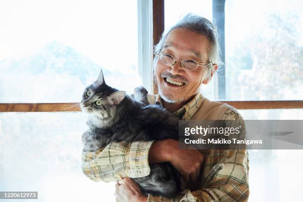 japanese senior man and his pet cat - cat laughing - fotografias e filmes do acervo