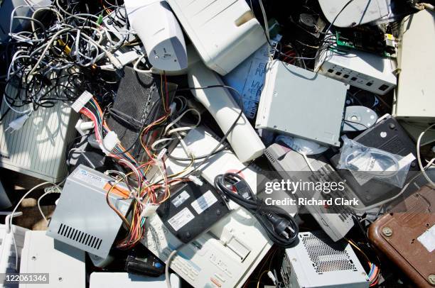 scrap yard - desechos electrónicos fotografías e imágenes de stock
