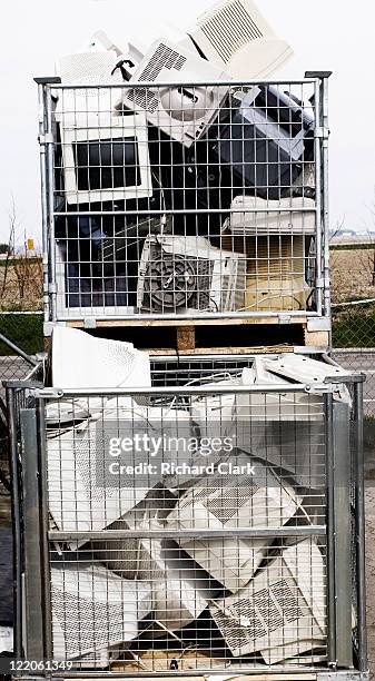 scrap yard - junkyard stockfoto's en -beelden