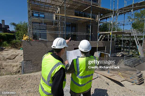 architects survering plans - architect on site fotografías e imágenes de stock