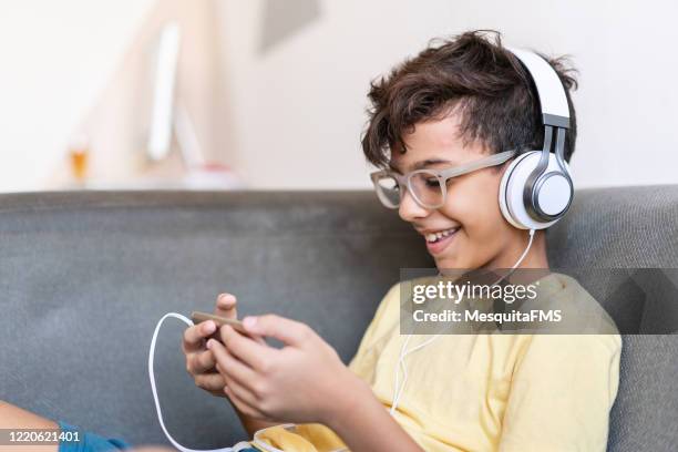 child listening to music on smartpone - musical theater stock pictures, royalty-free photos & images