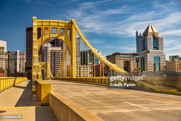 skyline van de binnenstad en de brug van roberto clemente in pittsburgh pennsylvania de v.s. - pittsburgh stockfoto's en -beelden