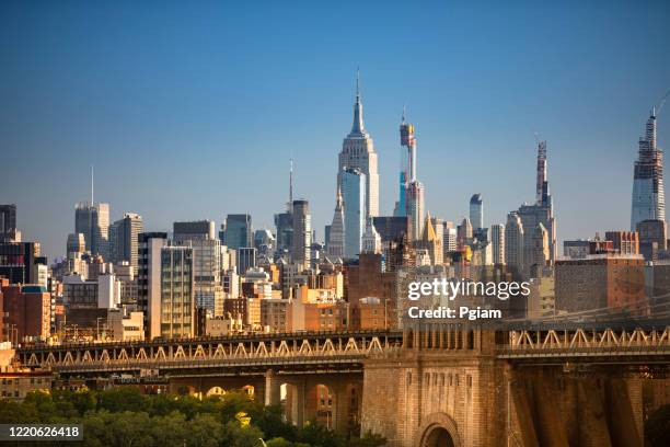 de brug van manhattan over de rivier van het oosten de v.s. - lower east side stockfoto's en -beelden