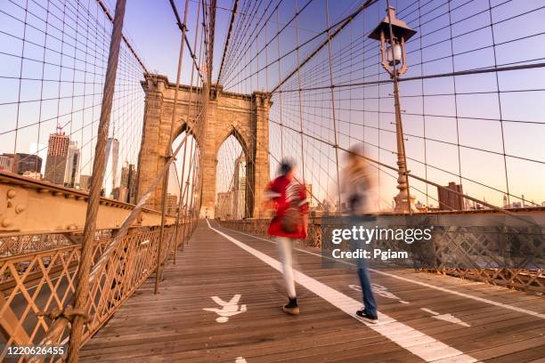 puente de brooklyn en manhattan nueva york ee.uu. - dumbo brooklyn fotografías e imágenes de stock