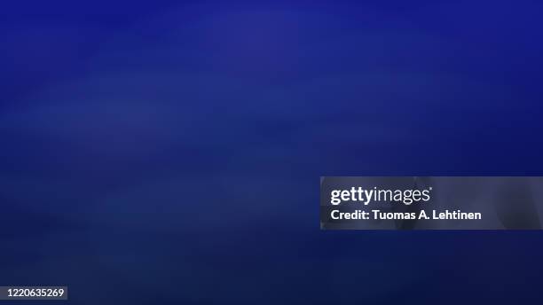 soft, blurred and dreamy blue gradient background. abstract background in 4k resolution. - dark blue fotografías e imágenes de stock