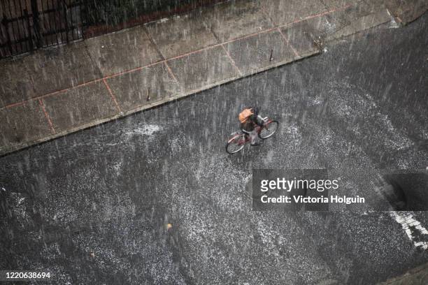 bogota lluviosa - heavy rain stockfoto's en -beelden