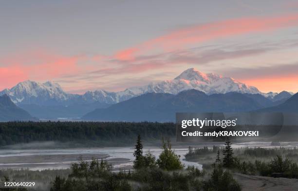 デナリの夜明け、アラスカ州 - mt mckinley ストックフォトと画像