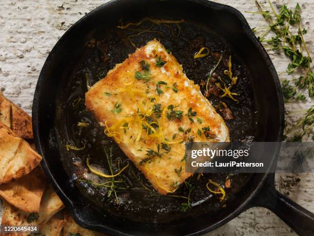 pan fried feta käse mit zitronenzest, geknacktem schwarzen pfeffer und thymian auch bekannt als saganaki - frying pan stock-fotos und bilder