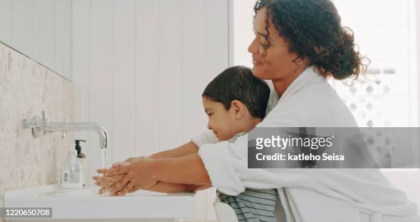 nos aseguramos de lavarnos las manos regularmente - hand washing fotografías e imágenes de stock