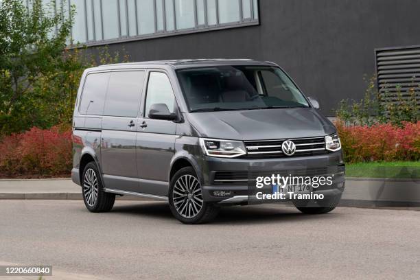 volkswagen t6 multivan auf einer straße - vw stock-fotos und bilder