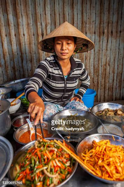 vietnamesischer lebensmittelverkäufer auf dem lokalen markt - vietnam stock-fotos und bilder