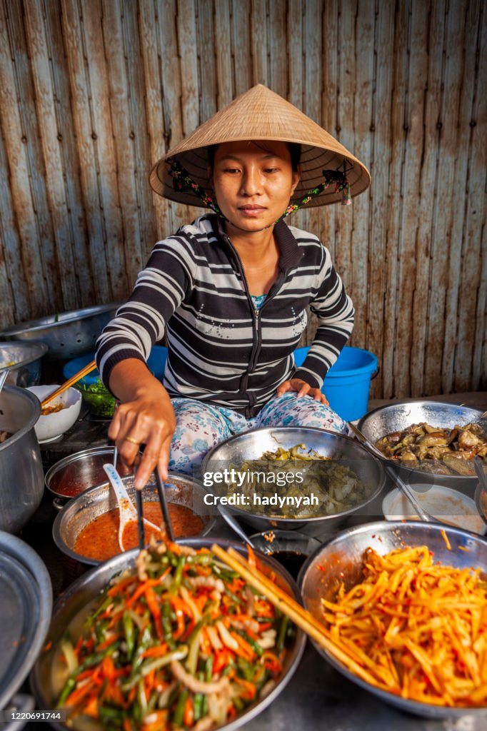 Vendeur d’aliments vietnamiens sur le marché local