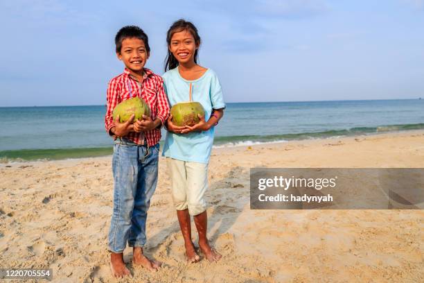 ビーチでココナッツを持つカンボジアの子供たち、カンボジア - 2 coconut drinks ストックフォトと画像