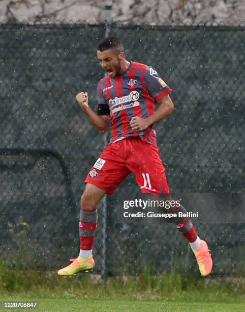 Simone Palombi of US Cremanese celebrates after scoring his team's second goal during the Serie B match between Ascoli Calcio and US Cremonese at...