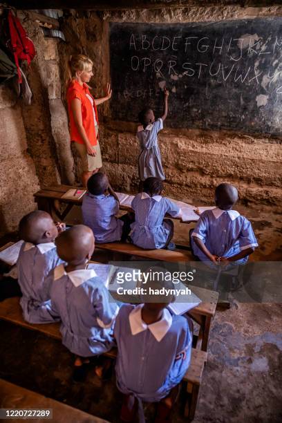 insegnamento volontario in africa, orfanotrofio in kenya - casa famiglia foto e immagini stock