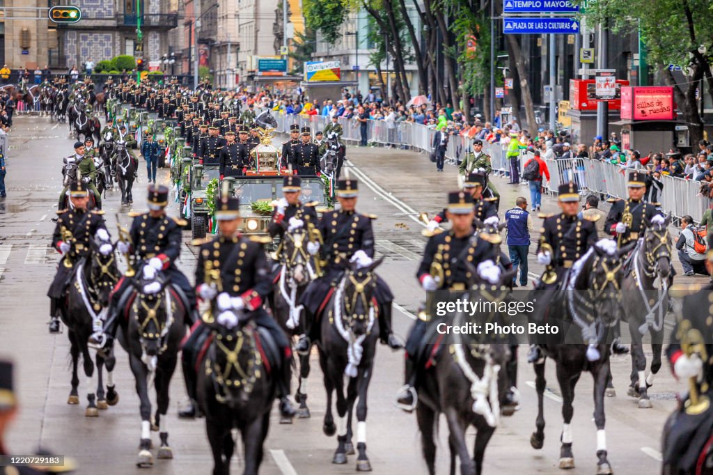 Den militar paraden för Miguel Hidalgo Day i Mexico City