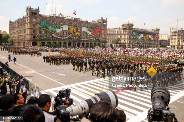 de militar parade voor de mexicaanse onafhankelijkheidsdag in mexico-stad - mexican artists celebrate el grito the cry of independence stockfoto's en -beelden