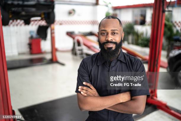 portrait of mechanic man with crossed arms in auto repair - enterprise proud manager stock pictures, royalty-free photos & images