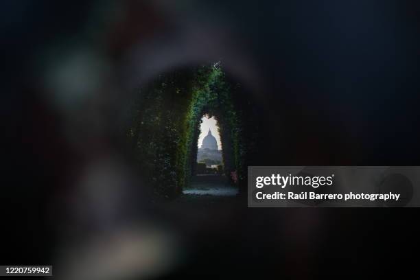 san pedro desde la mirilla de los caballeros de malta en roma. - buco della serratura foto e immagini stock