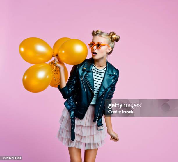fille élégante de teenege retenant des ballons d’or - child balloon studio photos et images de collection