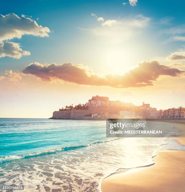 peniscola peñiscola sunrise with papa luna castle skyline in castellon spain - castellón fotografías e imágenes de stock