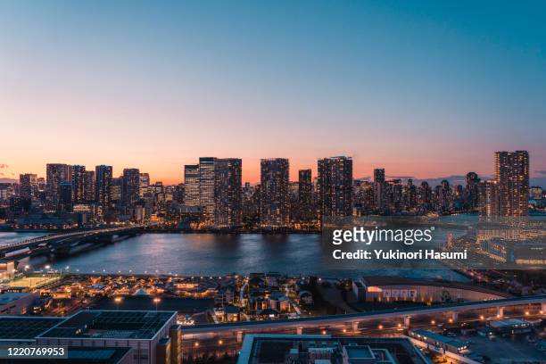 tokyo bayside skyline at twilight - harumi district tokyo stock pictures, royalty-free photos & images