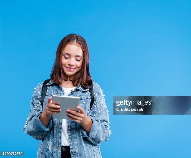 porträtt av kvinnlig gymnasieelev med digital surfplatta - child with tablet bildbanksfoton och bilder