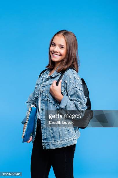 verticale d’étudiant de lycée assez féminin - sac à dos enfant photos et images de collection