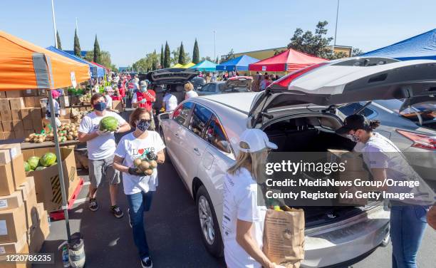 Drive Through Food Distribution Event Food Bank Drive Through Photos and Premium High Res Pictures - Getty Images