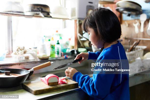 japanese girl in kitchen at home - japanese girl fotografías e imágenes de stock