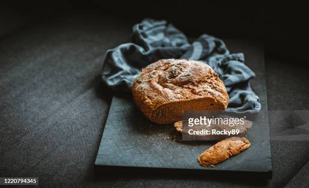 heerlijk vegan glutenvrij volkoren zuurdesembrood - gluten free bread stockfoto's en -beelden