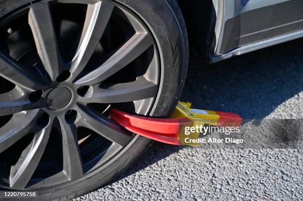 vehicle wheel with a clamp to immobilize it. berlin. germany. - sabot de denver photos et images de collection